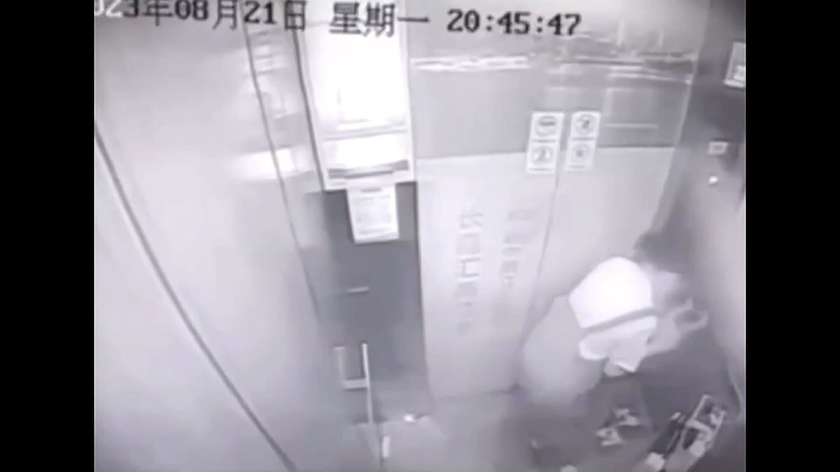 Číňanka porodila ve výtahu, dítě vytáhla nohavicí a hodila do koše